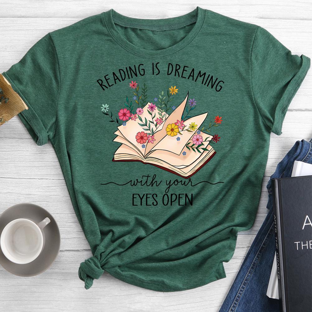 Lire c'est rêver avec son T-shirt ouvert Eves