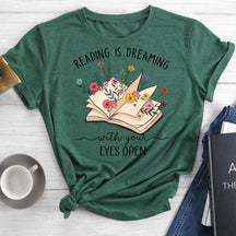 Lire c'est rêver avec son T-shirt ouvert Eves