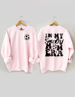 In meinem Fußball-Mama-Ära-Sweatshirt