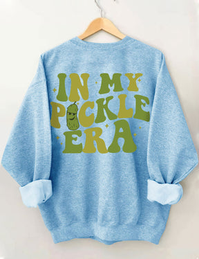 In meinem Pickle-Ära-Sweatshirt 
