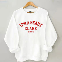 Es ist ein Weihnachts-Sweatshirt von Beaut Clark