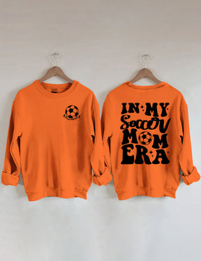 In meinem Fußball-Mama-Ära-Sweatshirt