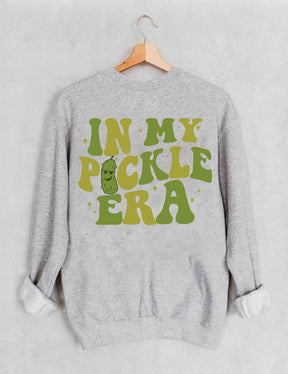 In meinem Pickle-Ära-Sweatshirt 