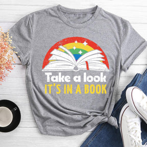 Jetez un oeil à It's in a Book T-shirt à col rond