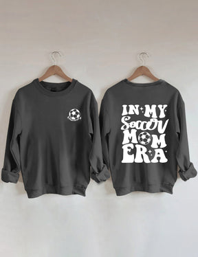 In meinem Fußball-Mama-Ära-Sweatshirt