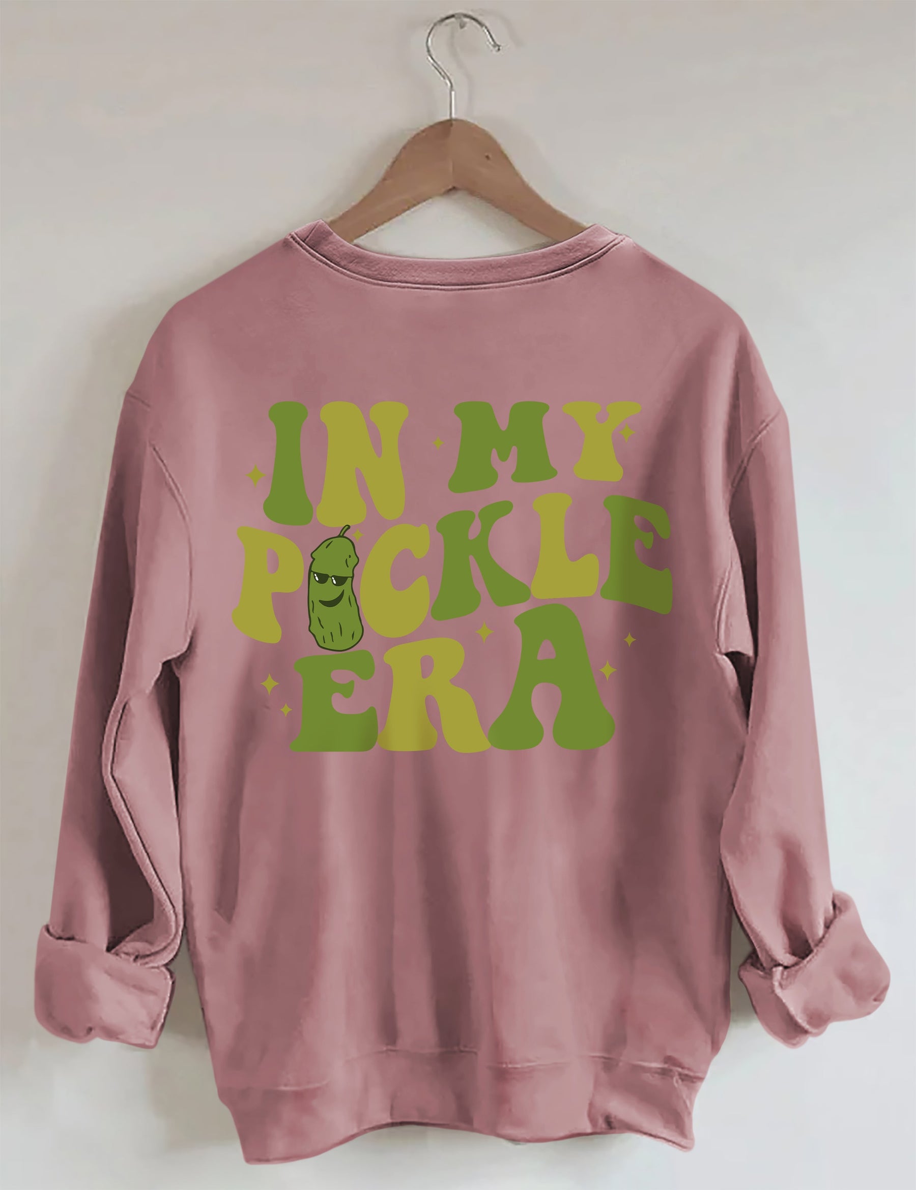 In meinem Pickle-Ära-Sweatshirt 