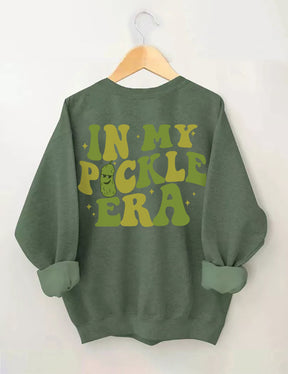 In meinem Pickle-Ära-Sweatshirt 