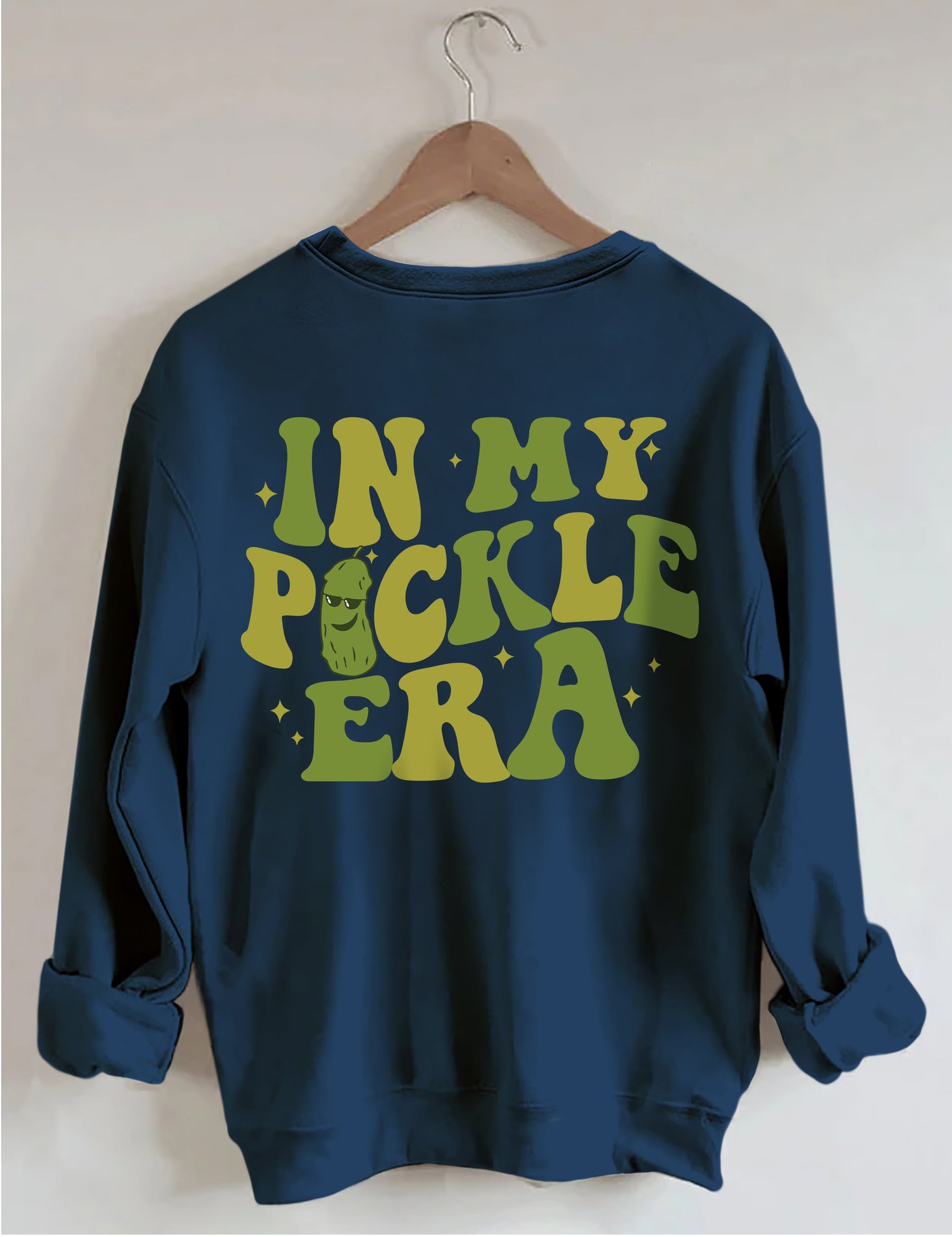 In meinem Pickle-Ära-Sweatshirt 