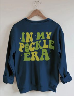 In meinem Pickle-Ära-Sweatshirt 