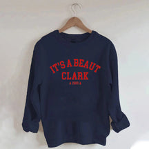 Es ist ein Weihnachts-Sweatshirt von Beaut Clark