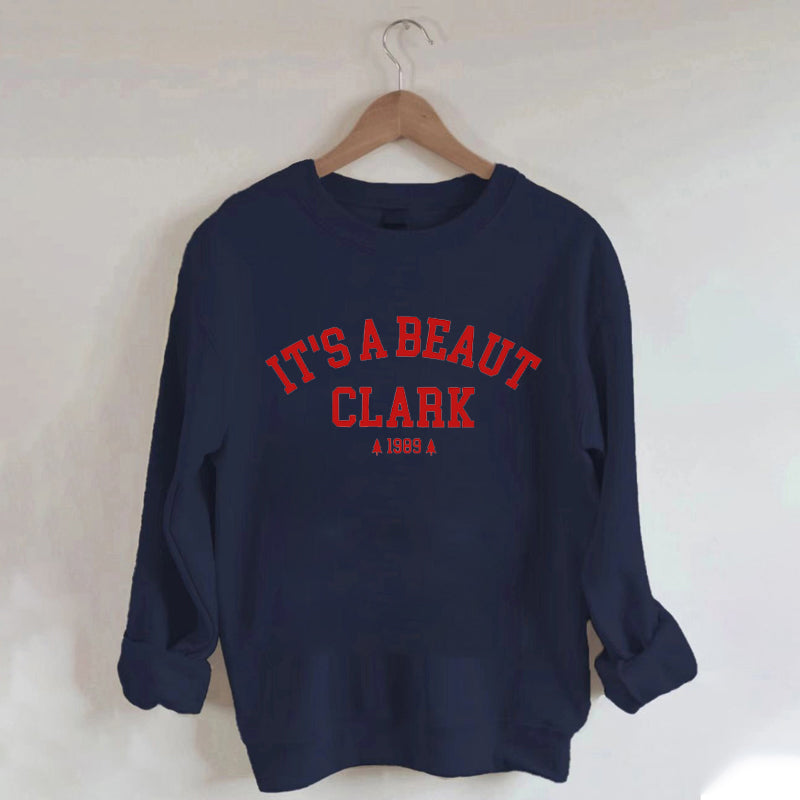 Es ist ein Weihnachts-Sweatshirt von Beaut Clark
