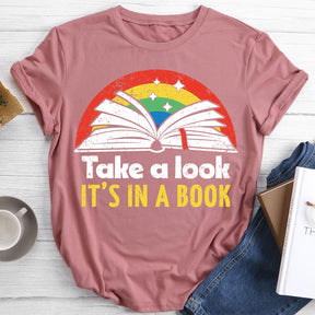 Jetez un oeil à It's in a Book T-shirt à col rond